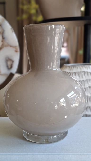 Glazen vaas Bol taupe